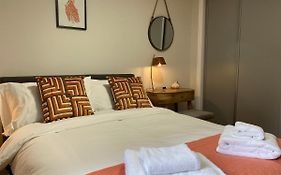 Private Main Door Lovely 2 Bedroom Apartment