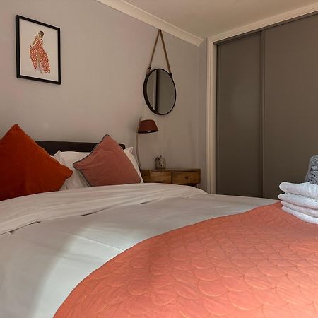 Private Main Door Lovely 2 Bedroom Apartment EDI Exterior photo