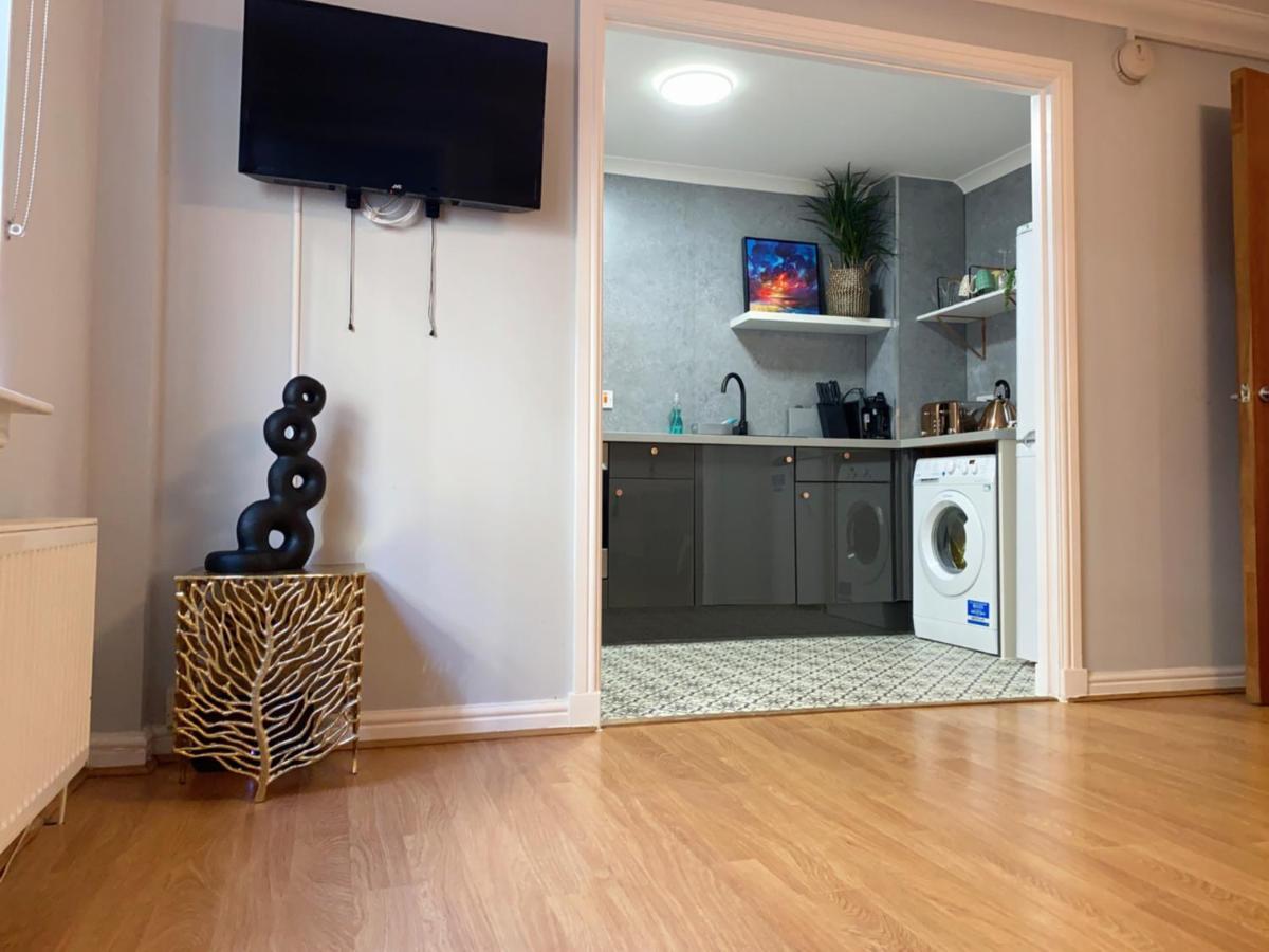 Private Main Door Lovely 2 Bedroom Apartment EDI Exterior photo