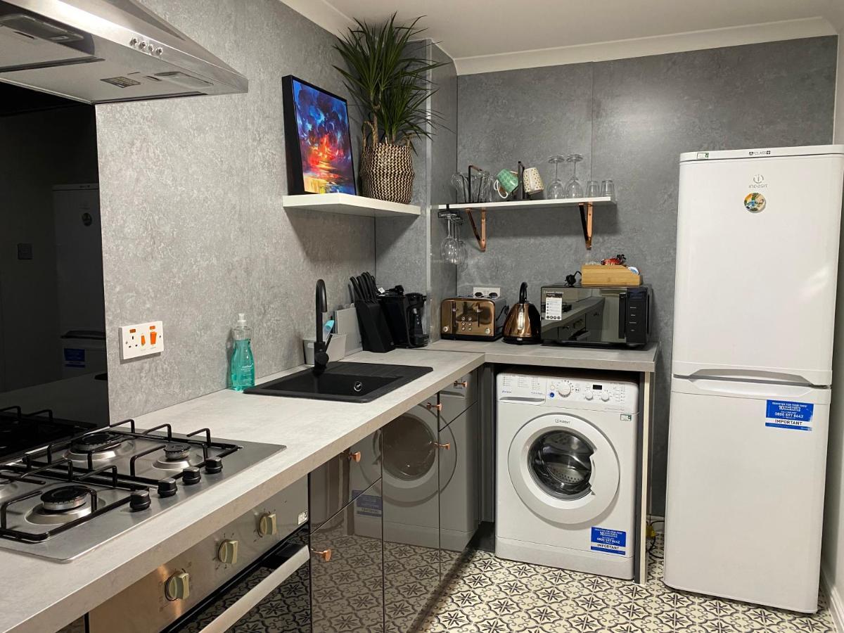Private Main Door Lovely 2 Bedroom Apartment EDI Exterior photo