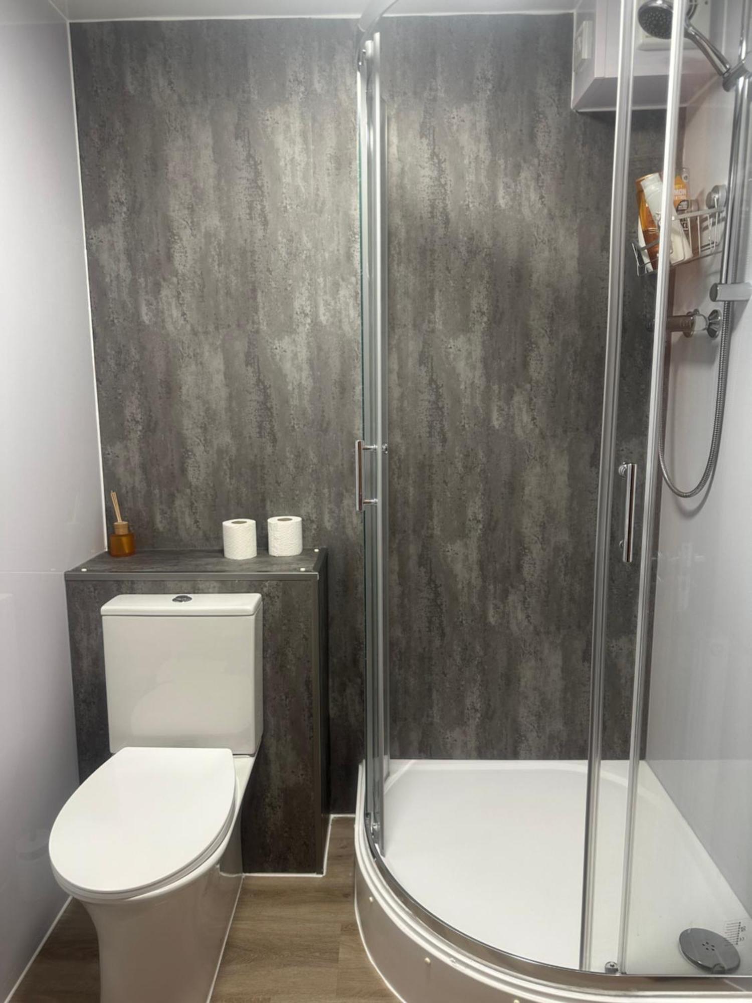 Private Main Door Lovely 2 Bedroom Apartment EDI Exterior photo