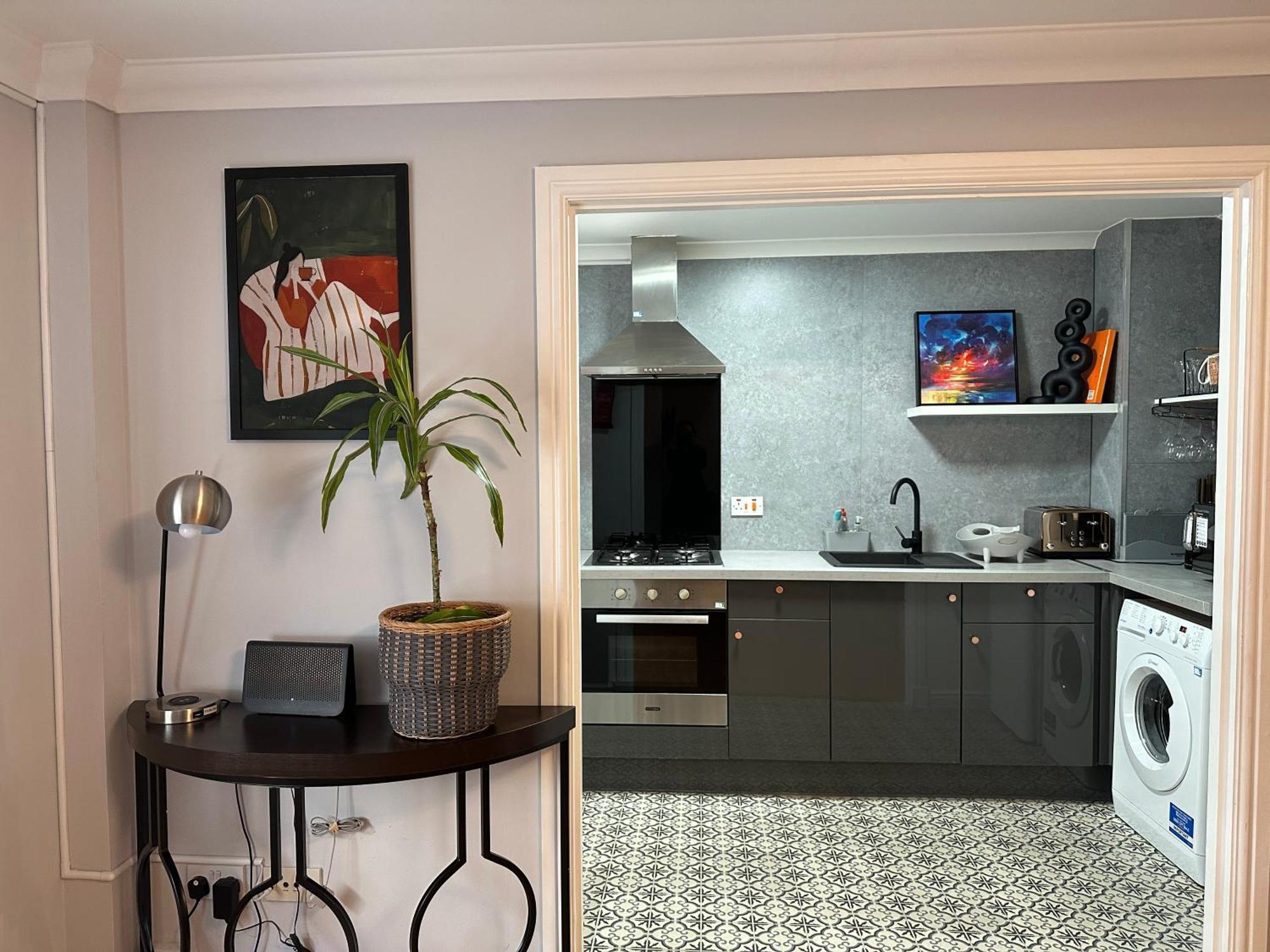 Private Main Door Lovely 2 Bedroom Apartment EDI Exterior photo