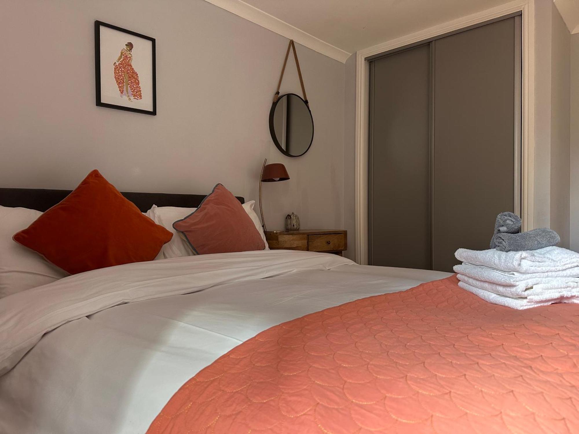 Private Main Door Lovely 2 Bedroom Apartment EDI Exterior photo