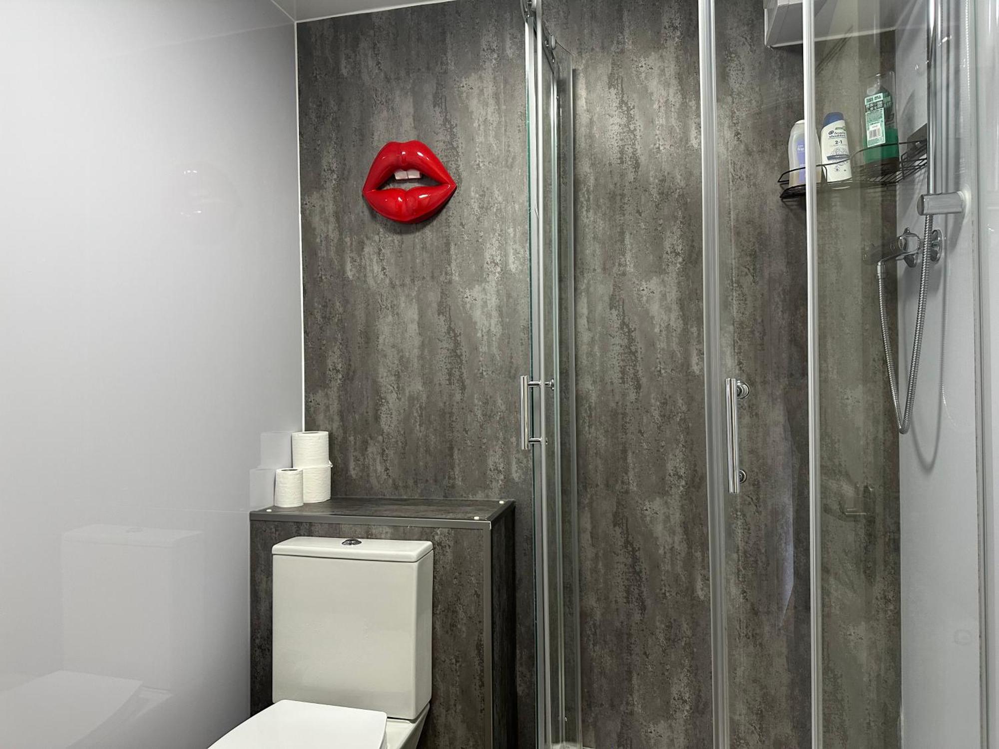 Private Main Door Lovely 2 Bedroom Apartment EDI Exterior photo