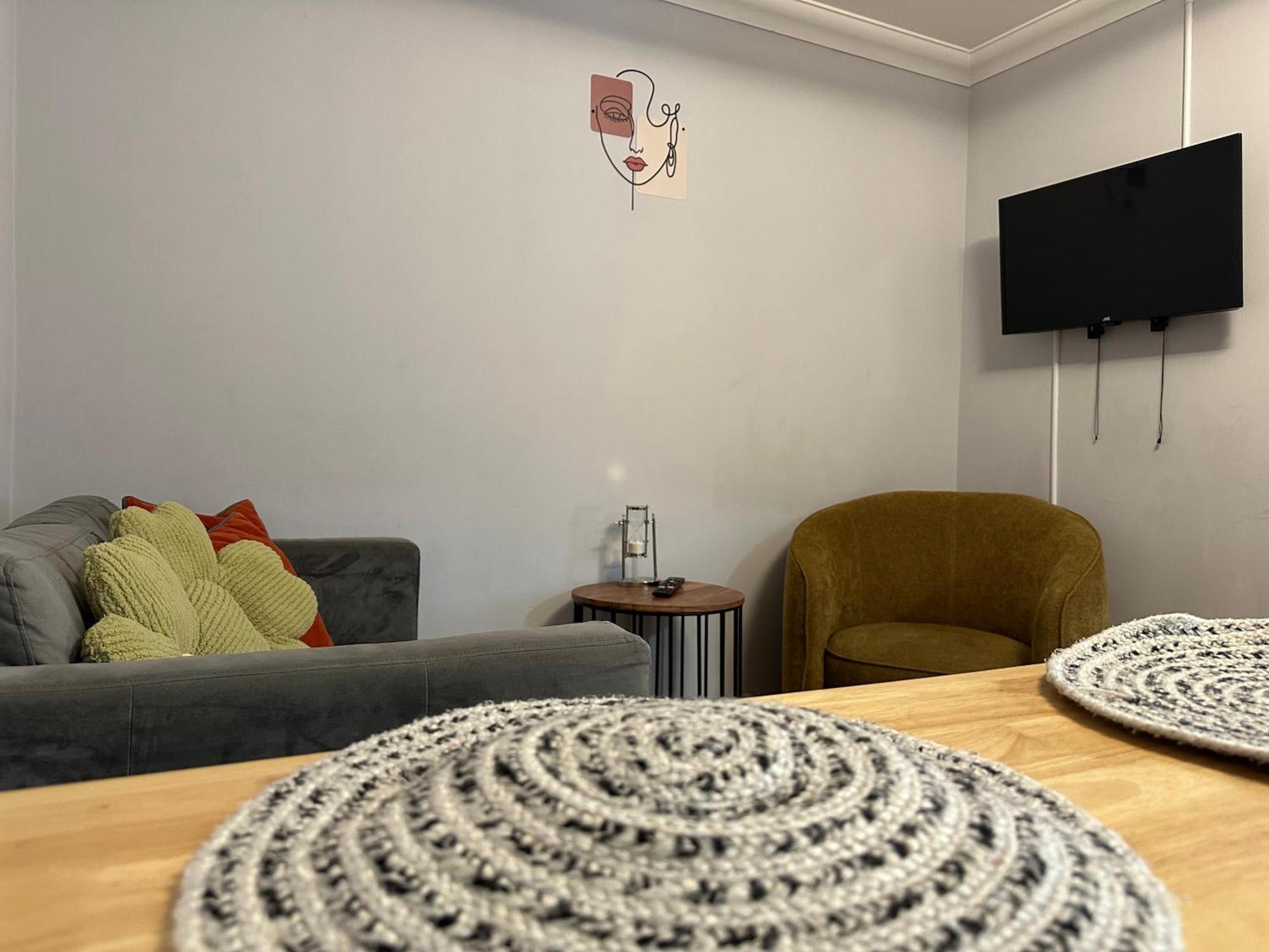 Private Main Door Lovely 2 Bedroom Apartment EDI Exterior photo